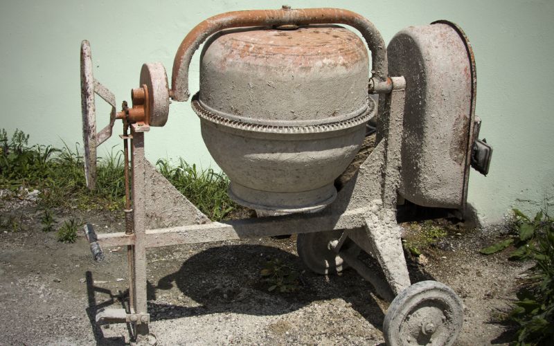 cement-mixers-covered-in-concrete-min