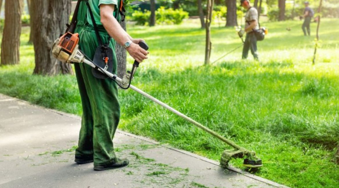 brushcutters-worker-mowing-tall-grass-with-electric-or-petrol-lawn-trimmer-in-city-park-or-backyard-gardening-care-tools-and-equipment-min