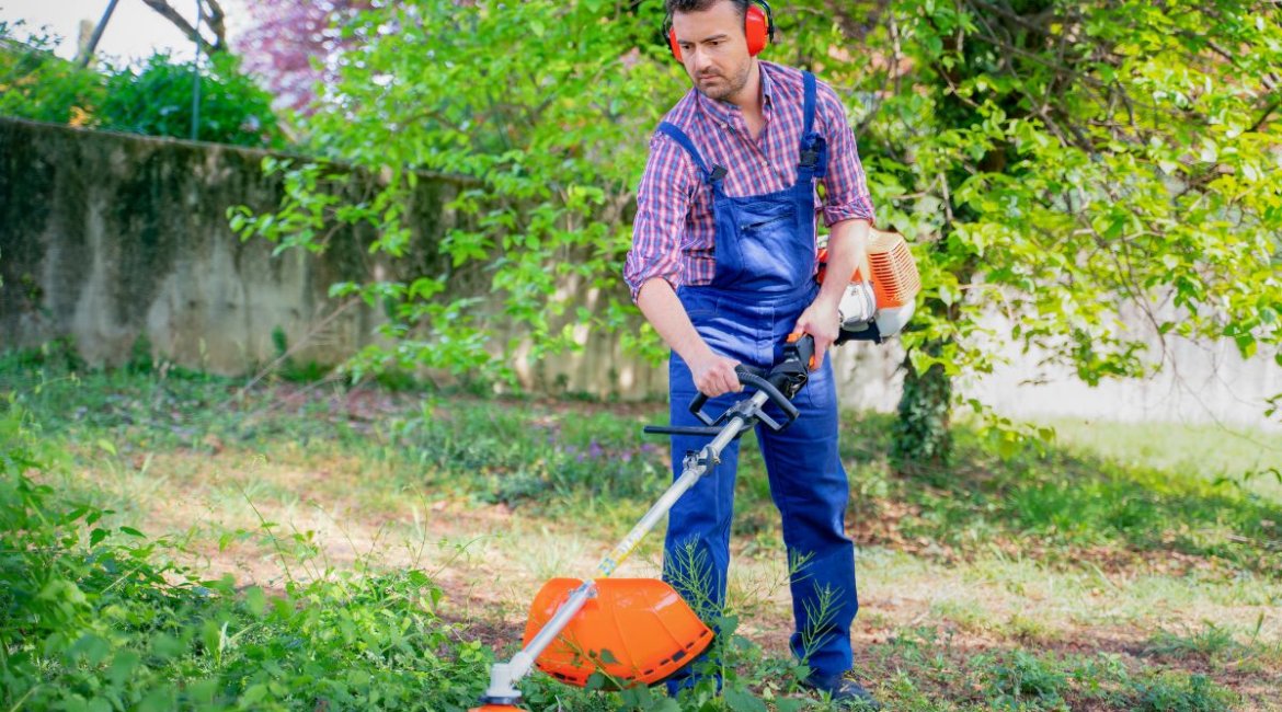 brushcutters-one-man-working-in-garden-and-mowing-grass-using-brushcutter-min