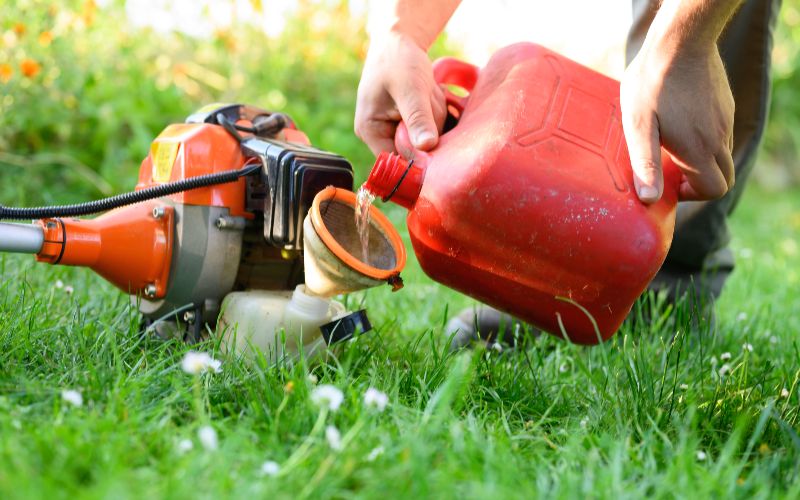 Brushcutters-gardener-refueling-brush-cutter-close-up-gardening-tools-maintenance-lawn-care-with-brush-cutters-min