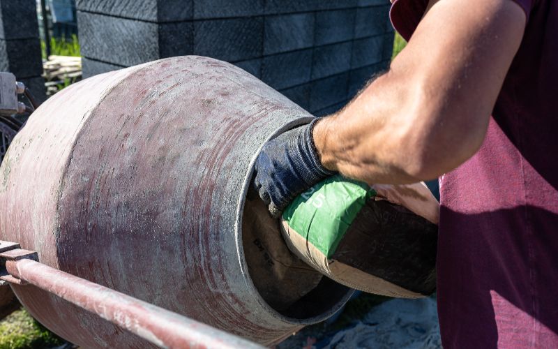 CONCRETE-MIXER-different-ingredients-for-concrete-in-a-portable-concrete-mixer-min