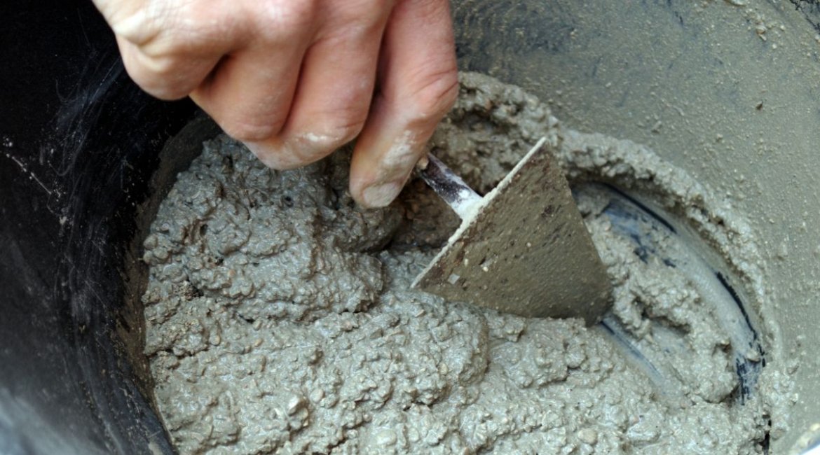 concrete-mixer-preparing-mixture-min