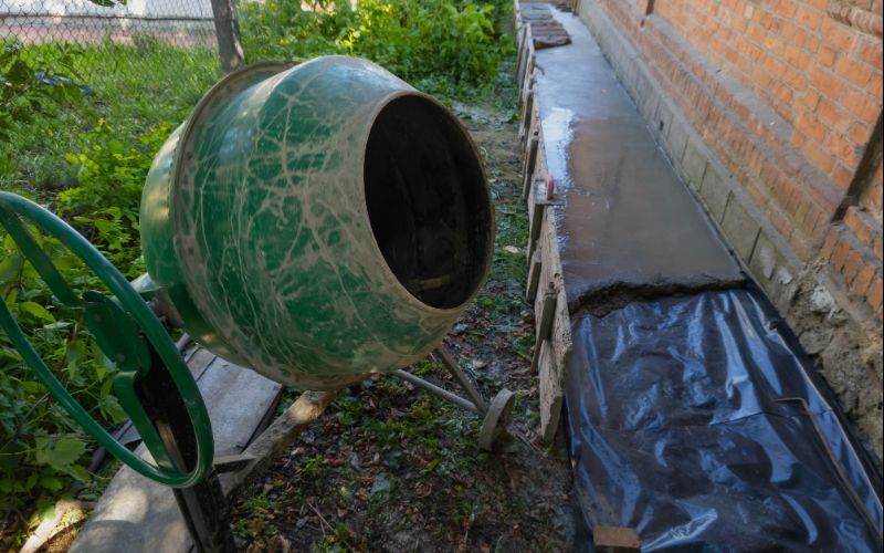 concrete-mixers-cement-mixer-sitting-on-the-side-of-a-brick-building (1)-min