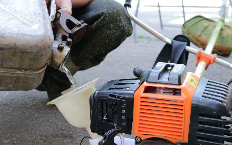 brushcutters-manual-refueling-of-the-petrol-trimmer