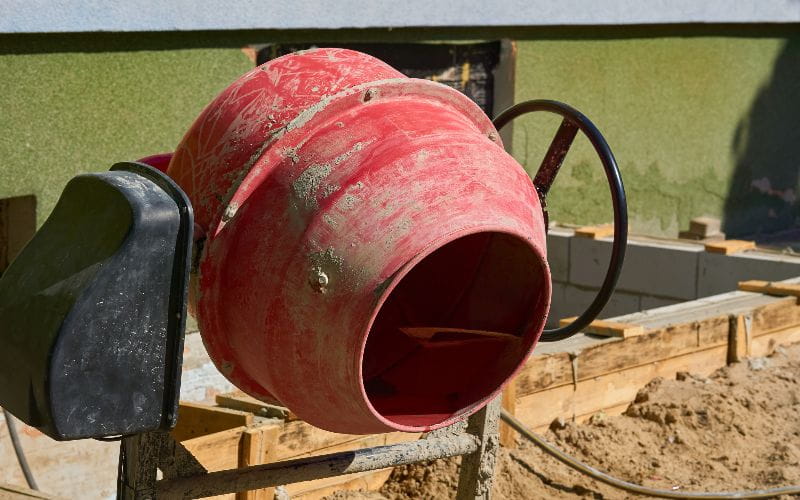 concrete-mixers-construction-electric-mini-concrete-mixer-on-sand-portable-cement (1)