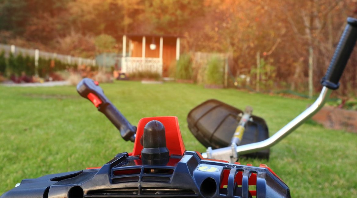 brushcutters-petrol-brushcutter-on-the-grass (1)