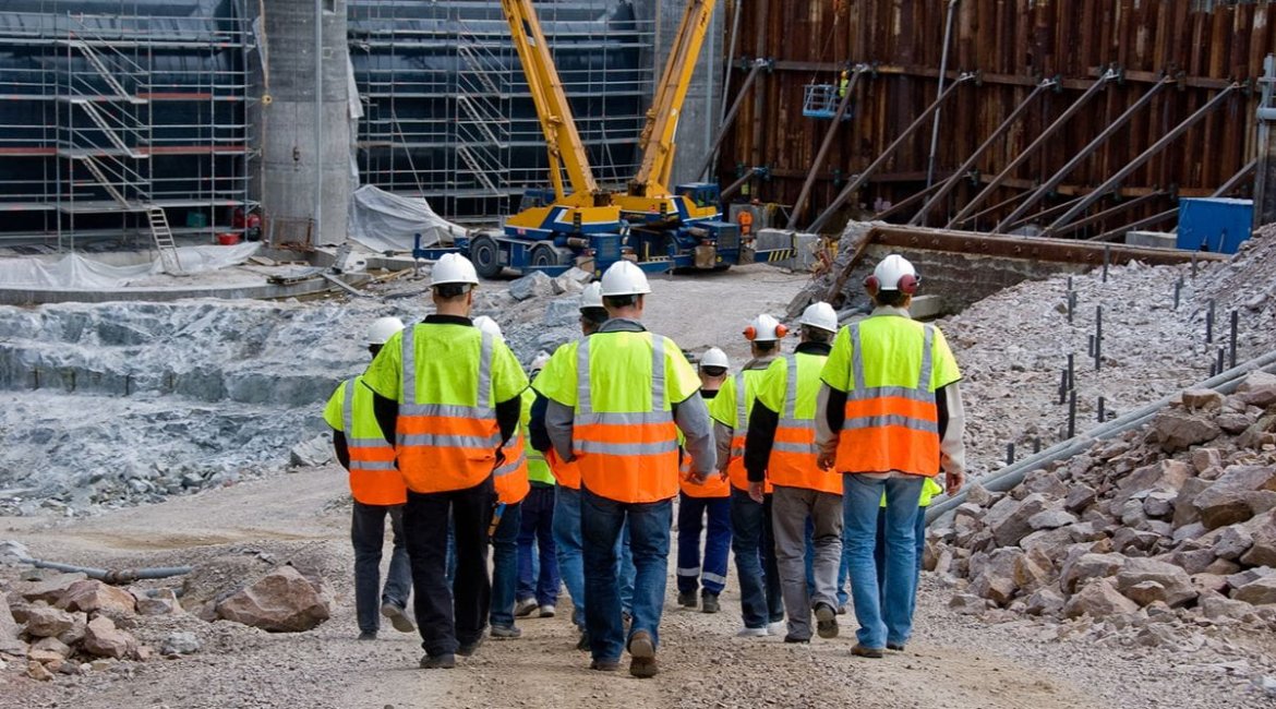 concrete-mixer-for-sale-construction-workers (1)