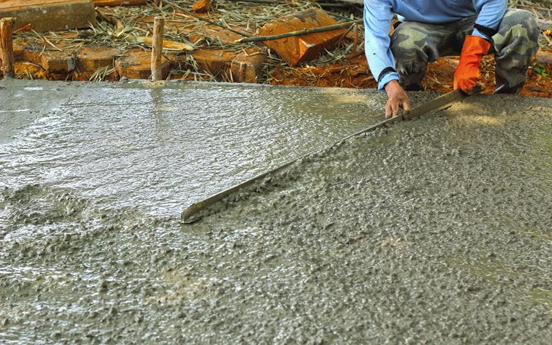 concrete-mixer-for-sale-pouring-concrete-mix-for-road-construction-workers (1)