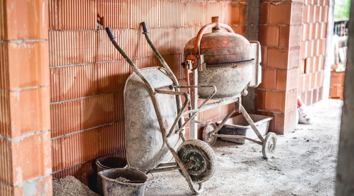 concrete-mixer-machine-wheel-barrow-and-other-construction-site-tools-after-working-hours (1)