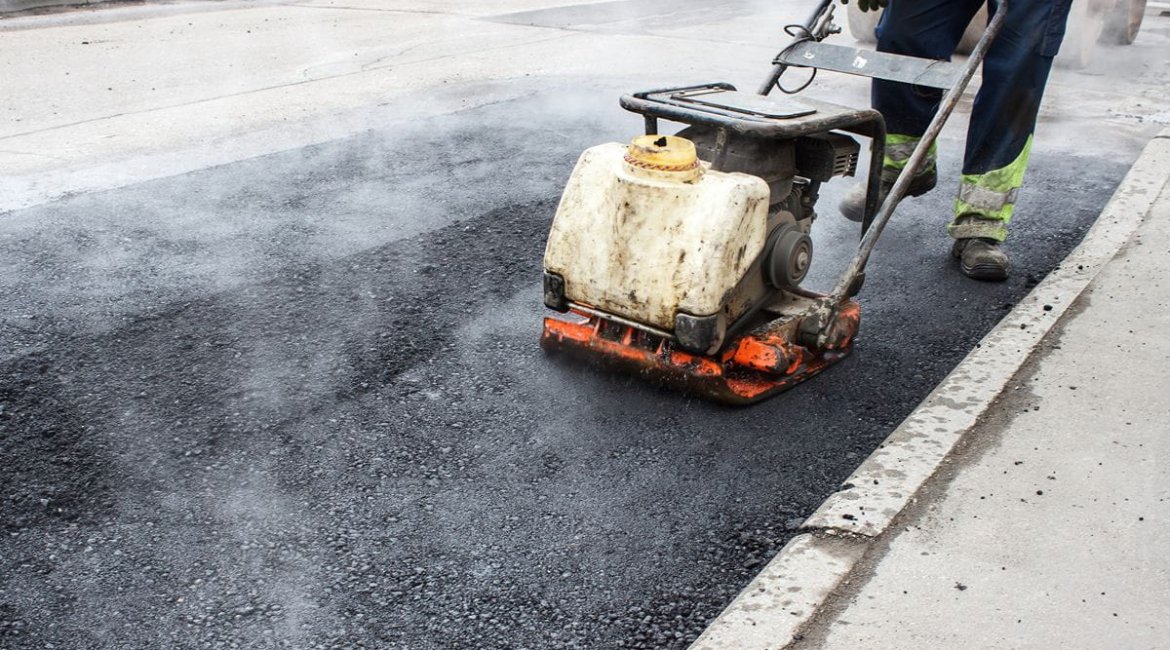 rammers-asphalt-rammer-laying-the-road-surface