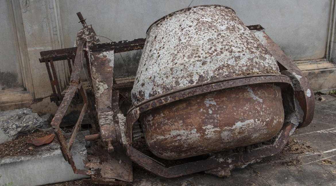 concrete-mixer-broken-old-mortar-mixers-beside-the-wall (1)