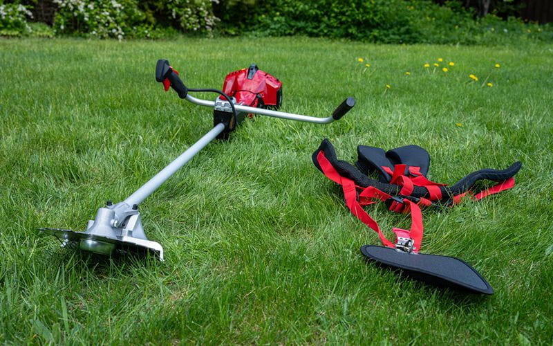 brushcutters-cordless-brushcutter-with-shoulder-harness-on-green-lawn (1)