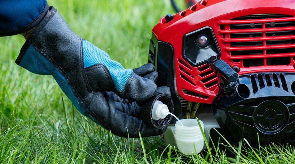 brushcutters-refueling-gas-powered-brushcutter-outdoors-on-green-lawn (1)