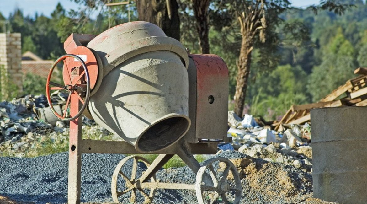 concrete-mixer-cement-mixer-on-building-site (1)