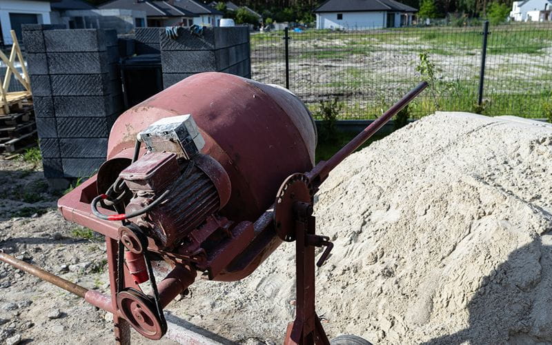 concrete-mixers-mixing-different-ingredients-for-concrete-in-a-portable-concrete-mixer (1)