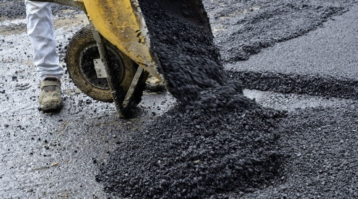 concrete-mixers-recontruction-of-a-street-road-municipal-work (1)