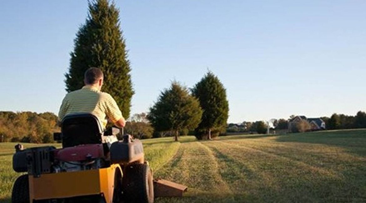 ride-on-mower-man-cutting-lawn (1)